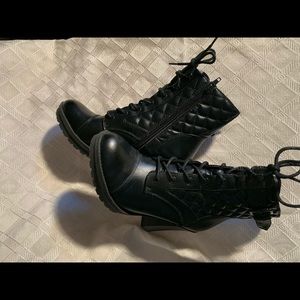 Black boot wide heel by Guess